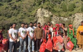 बाहरा विश्वविद्यालय के छात्रों ने शुरू किया “मिशन हिम्मत” – बाढ़ प्रभावित परिवारों और बच्चों के लिए राहत अभियान
